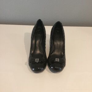 Tory Burch Romy Patent Cap Toe Bow Logo Heels Black Ruffle  Size 7.5 M